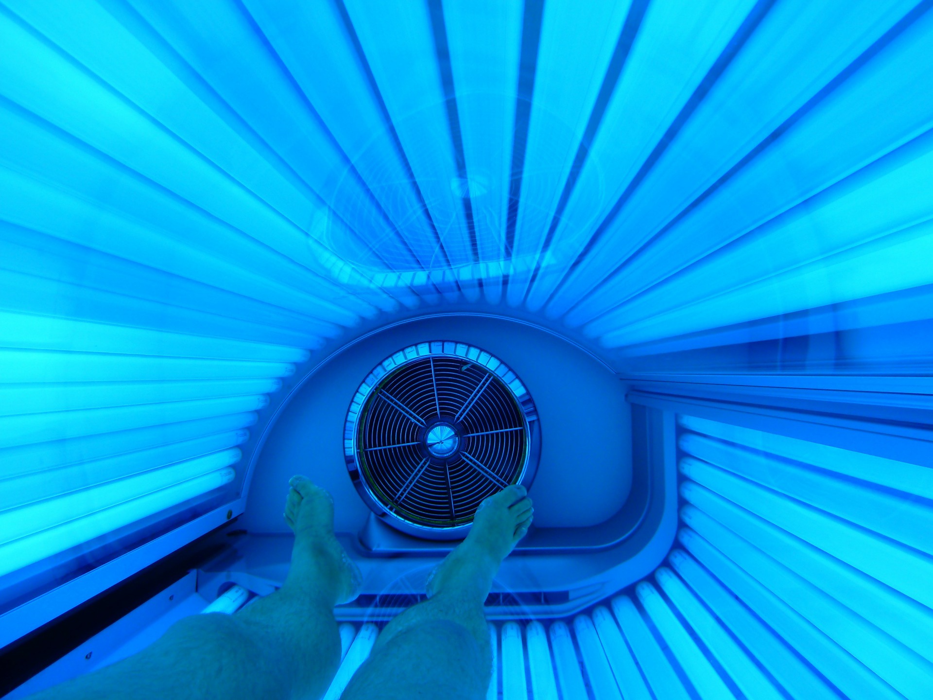 Opalanie nie jest bezpieczne – sprawdź, gdzie nie wolno korzystać z solarium dzieciom i młodzieży