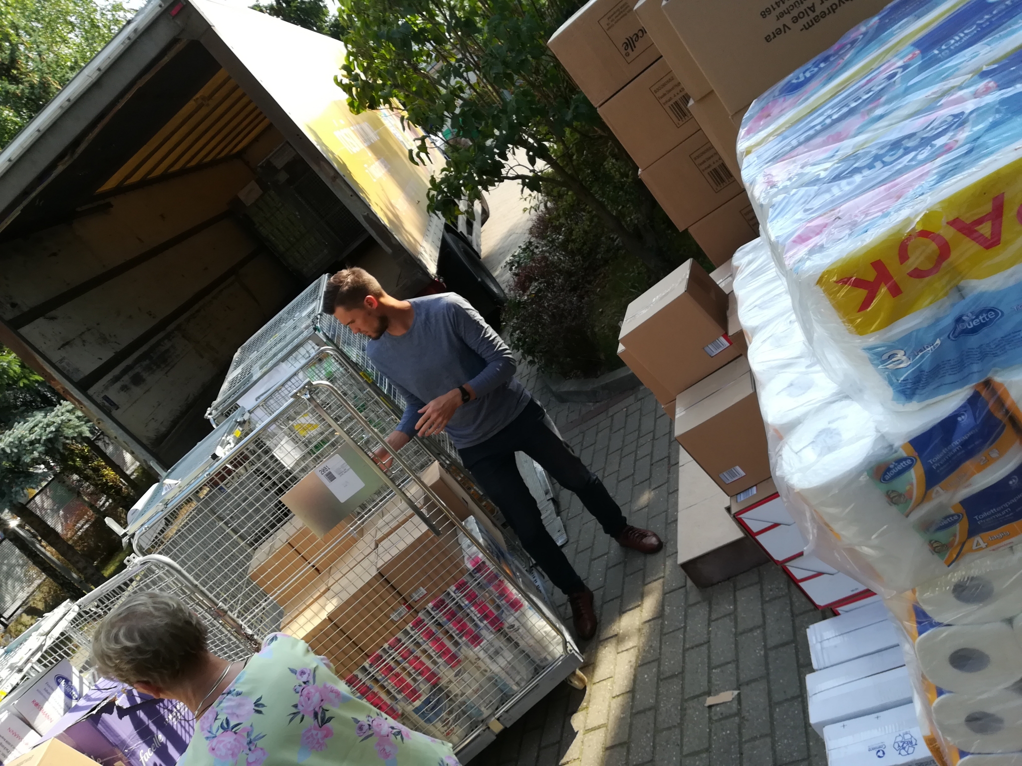 Ciężarówka darów dla pacjentów warszawskiego hospicjum