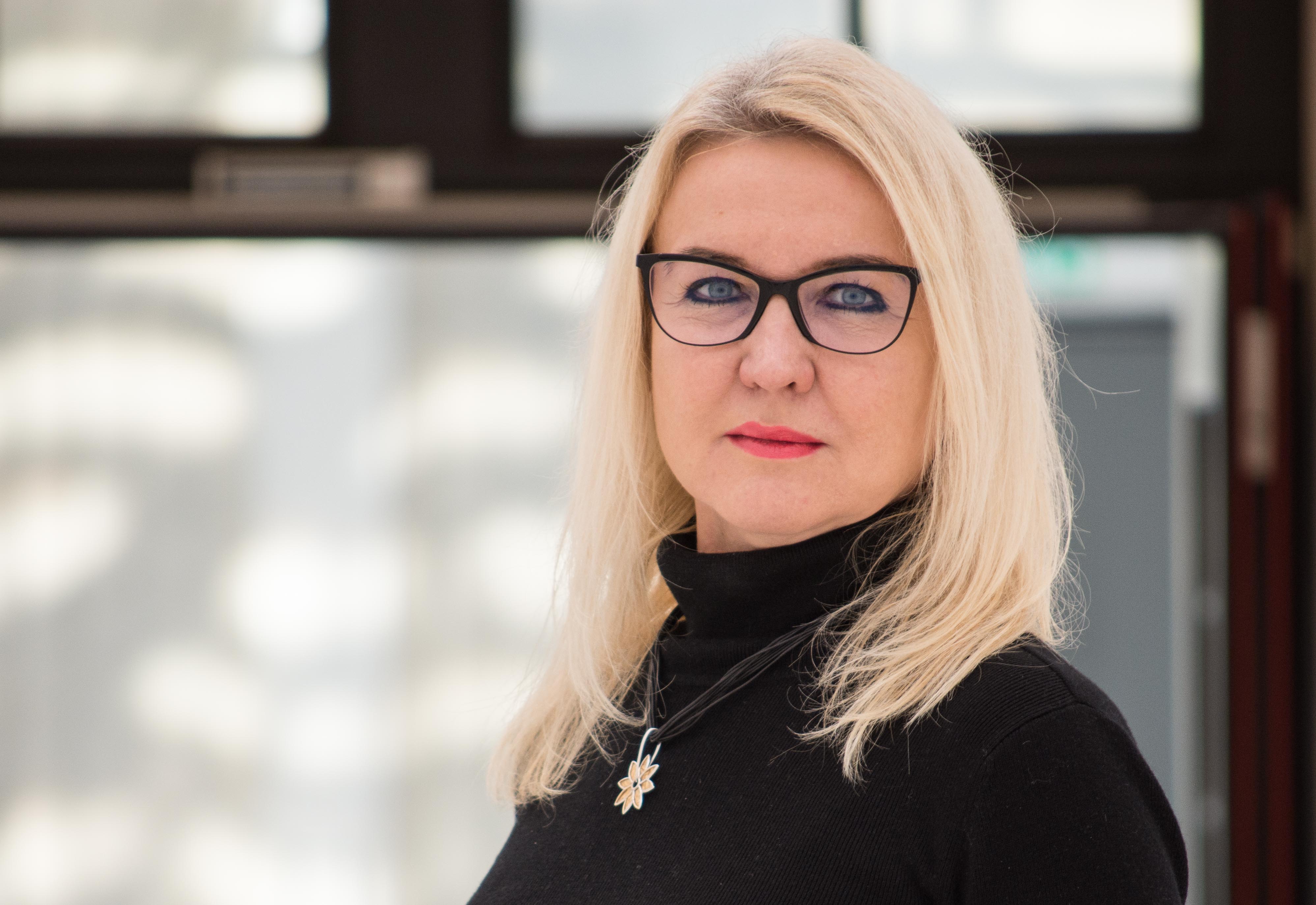 Zdrowie jamy ustnej zaczyna się w szklance i na talerzu [WYWIAD]