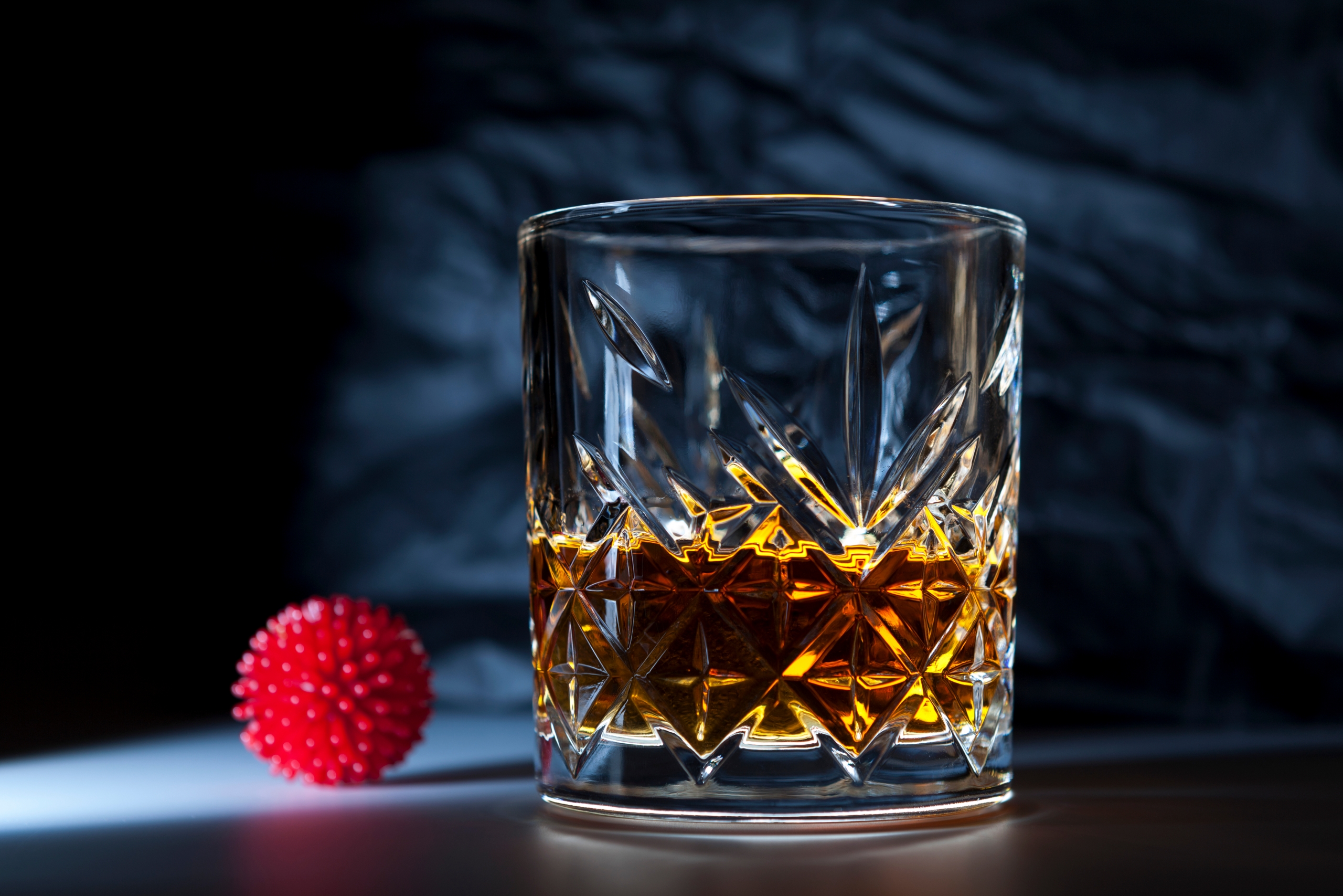 Podczas kwarantanny częściej sięgamy po alkohol