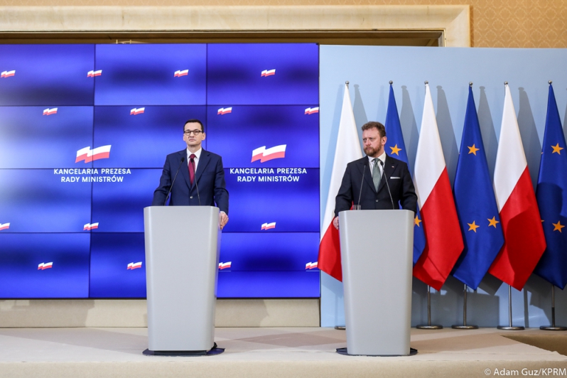 901 zakażonych. Rząd wprowadza kolejne restrykcje