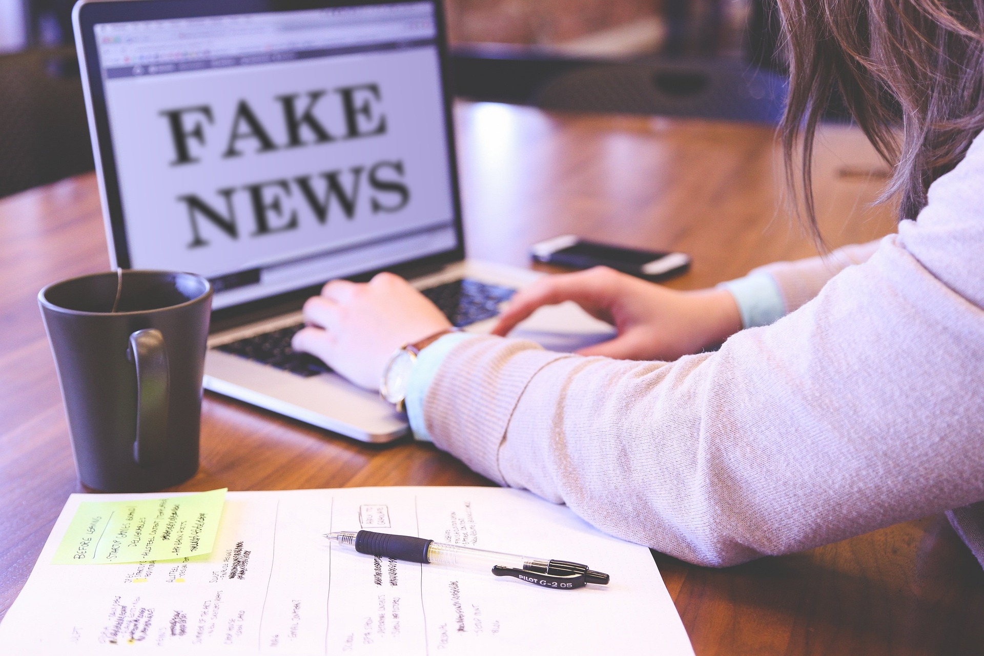 Skąd się biorą fake newsy na temat pandemii i dlaczego w nie wierzymy?
