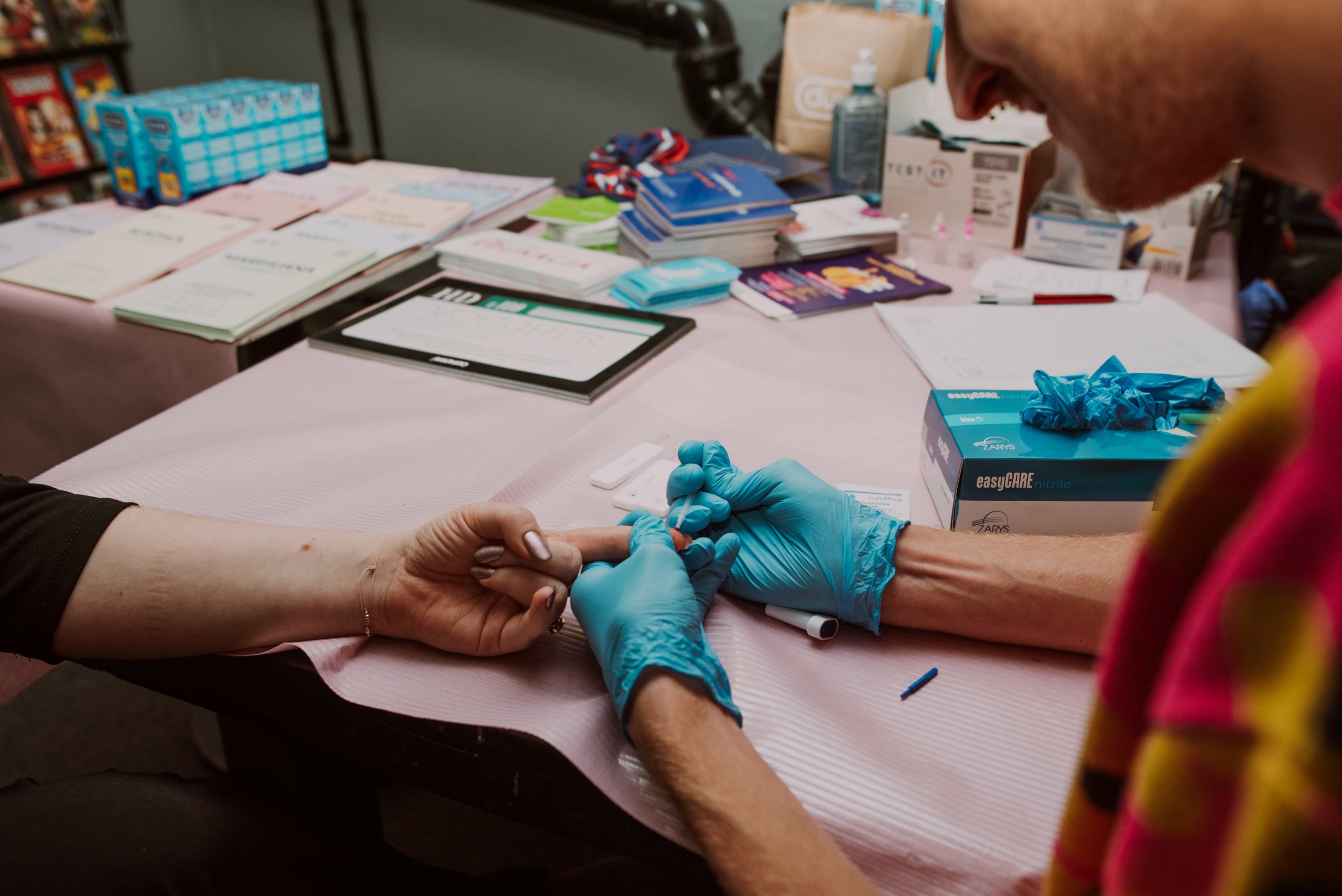 Zrób test na HIV! Rusza akcja testowania w klubach i na festiwalach