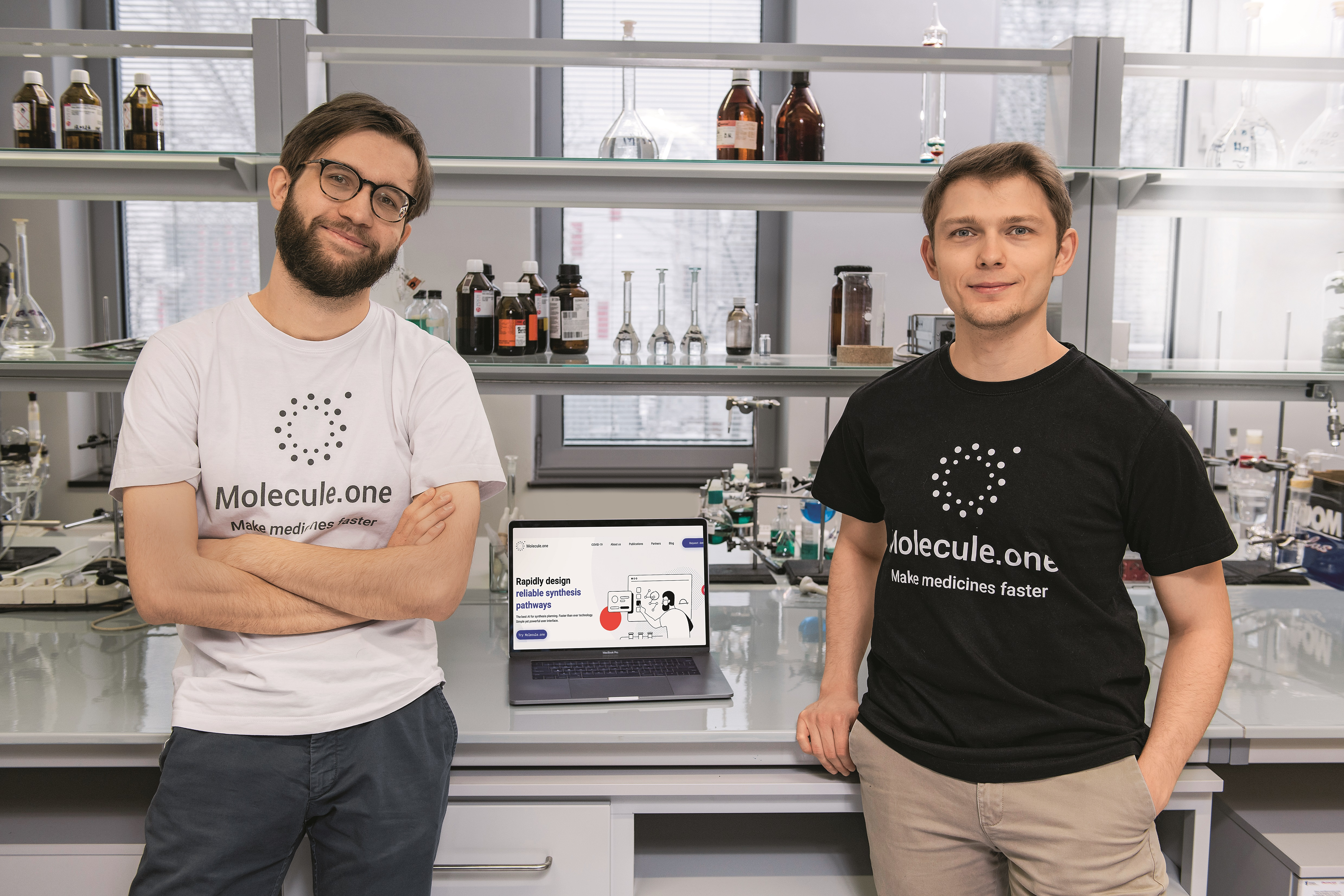 Czy sztuczna inteligencja przyspieszy proces syntezy nowych leków?