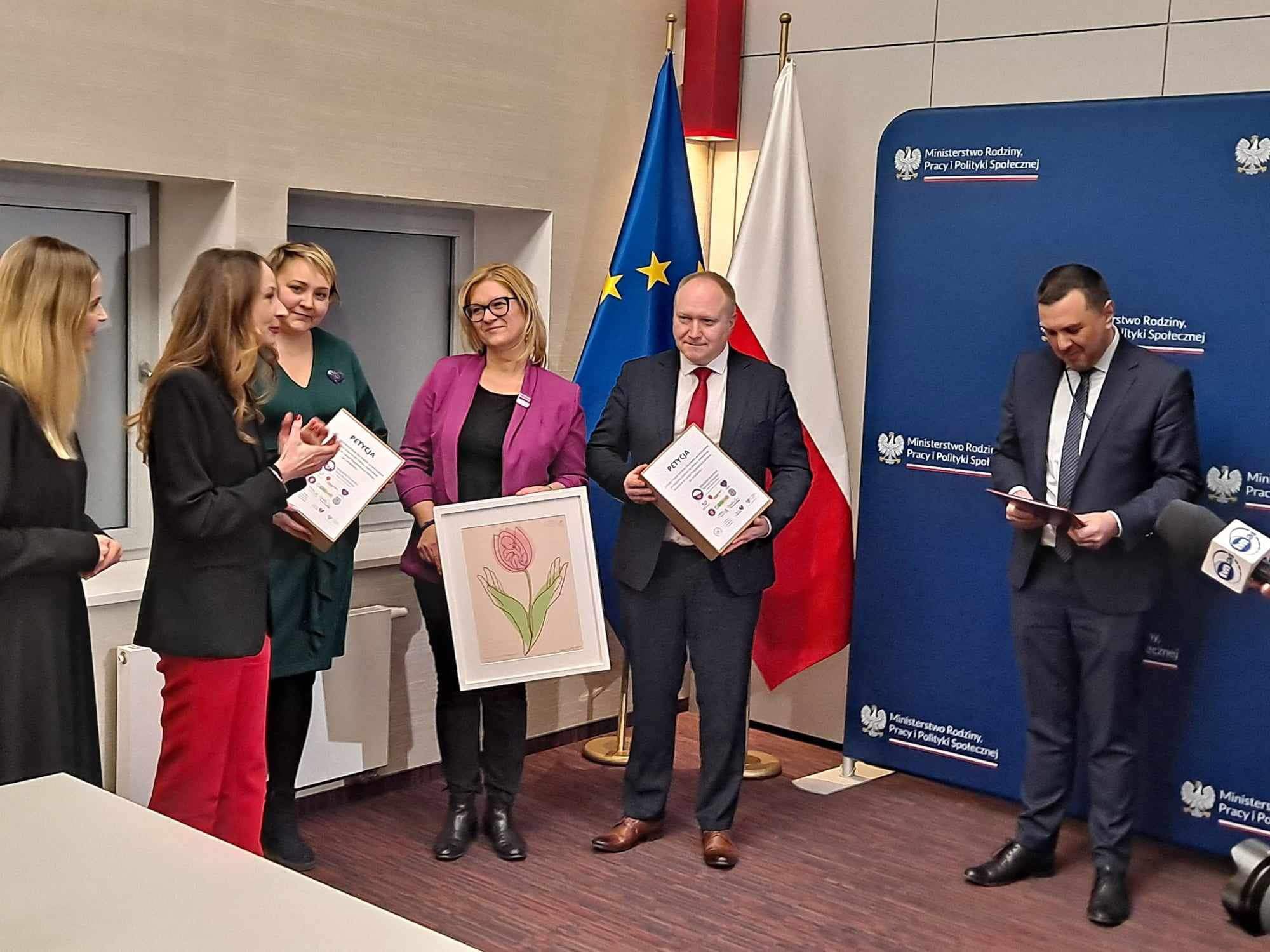 Petycja w sprawie wydłużenia urlopów macierzyńskich doręczona