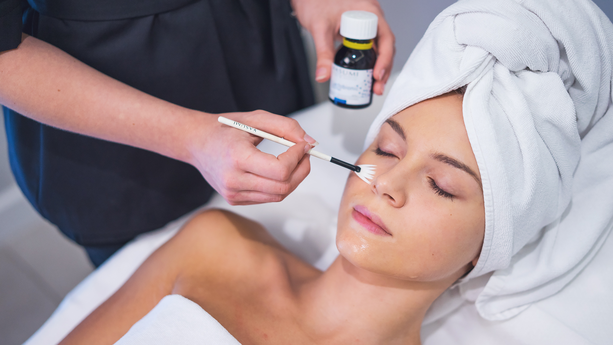 Delikatny peeling z kwasem laktobionowym dla skóry suchej i wrażliwej