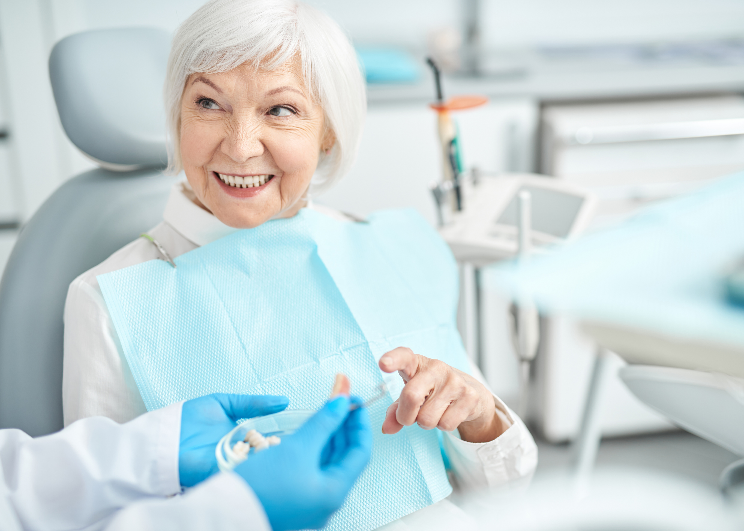 Senior u dentysty, czyli jak można pomóc osobie starszej w gabinecie